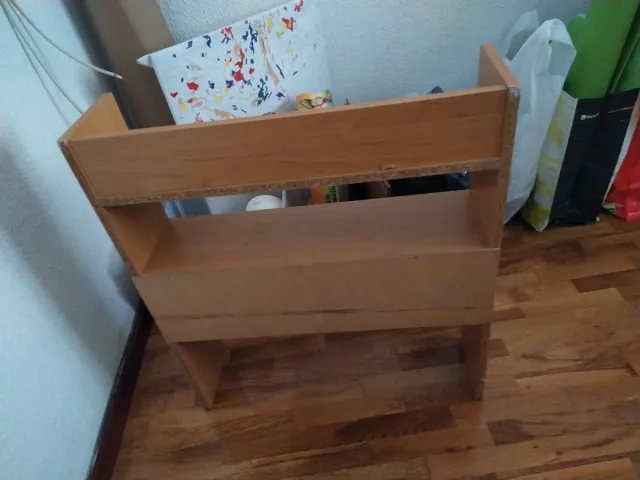 Libreria in legno con diversi reparti