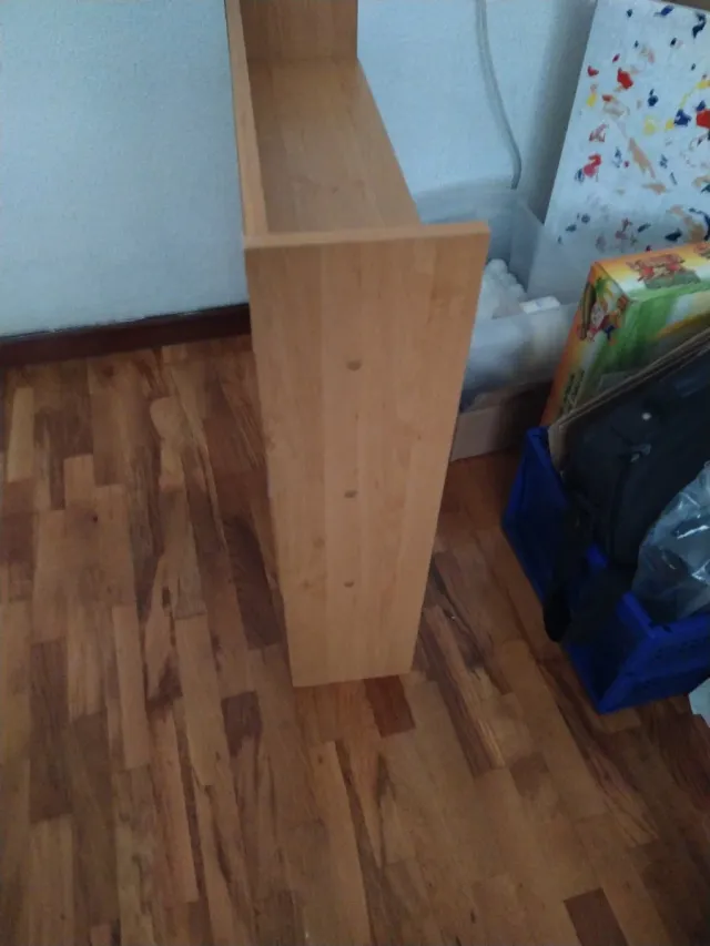 Libreria in legno con diversi reparti