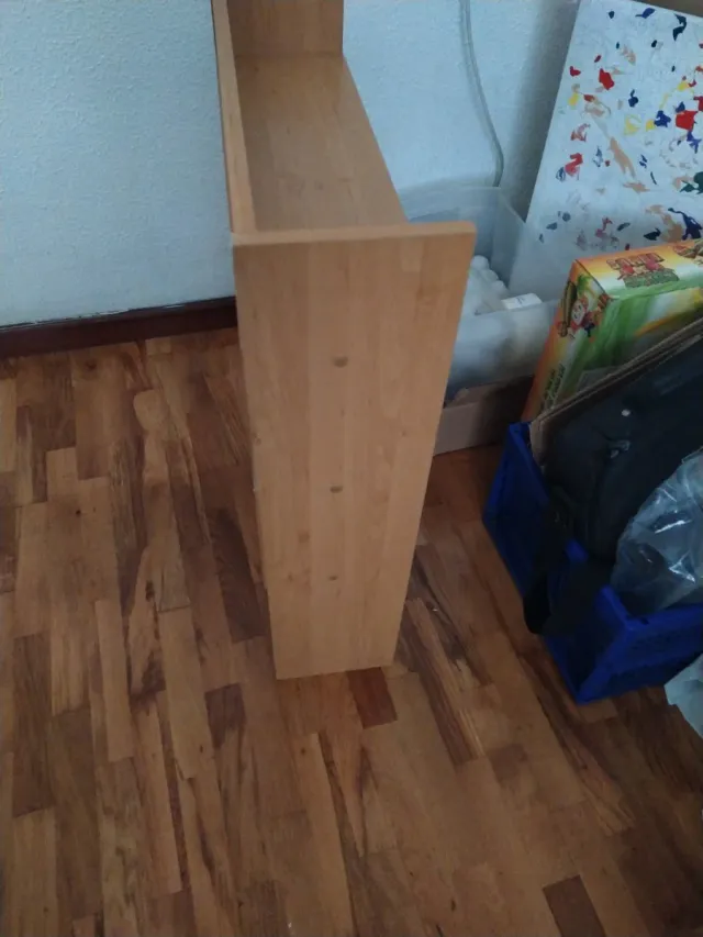 Libreria in legno con diversi reparti