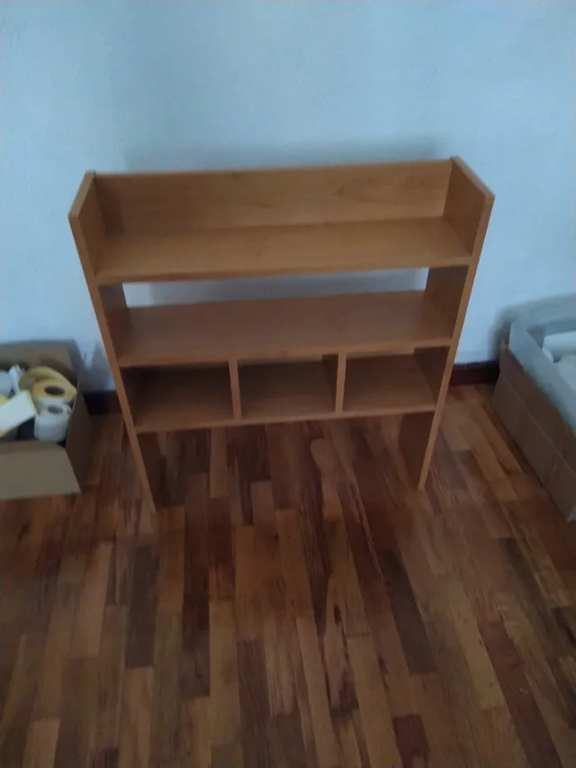 Libreria in legno con diversi reparti