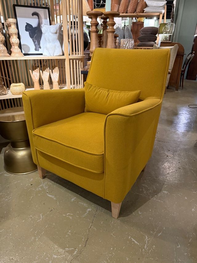 Butaca amarilla de tela mostaza