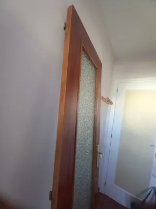 Puerta de madera con cristal