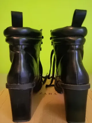 Botas de tacón negras de Zara.


