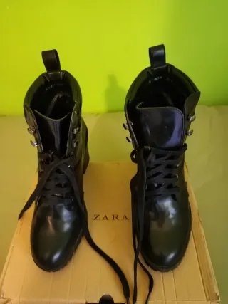 Botas de tacón negras de Zara.


