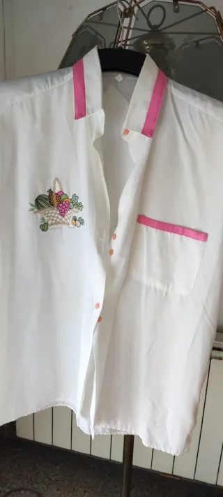 Blusa blanca con detalles rosas