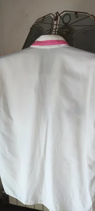 Blusa blanca con detalles rosas