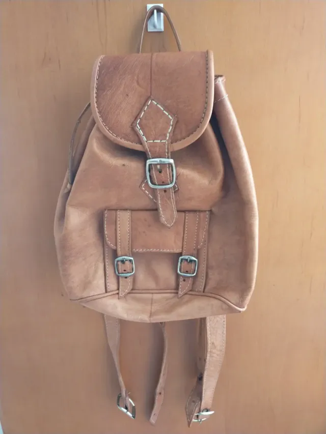 Mochila de cuero marrón