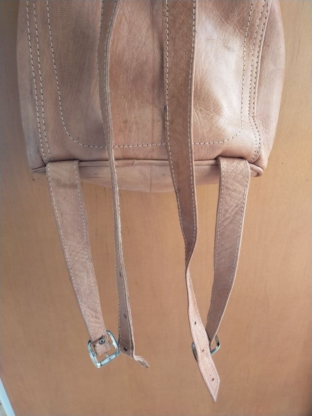 Mochila de cuero marrón