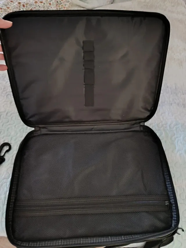 Maletín de maquillaje negro con separadores