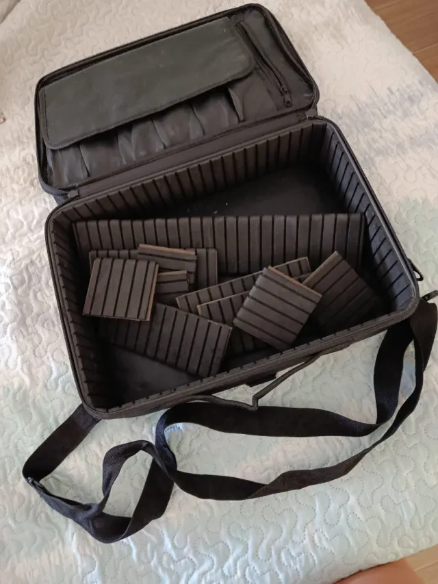 Maletín de maquillaje negro con separadores