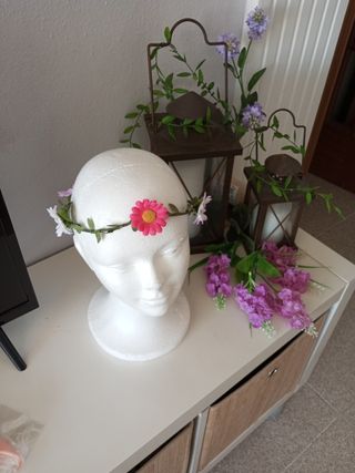 Corona de flores y hojas