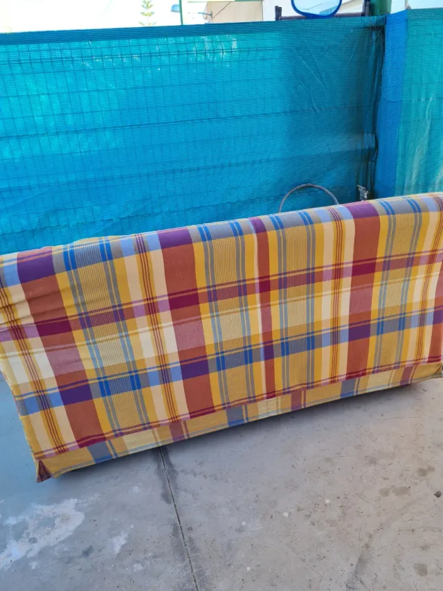 Sofá de tela a cuadros multicolor