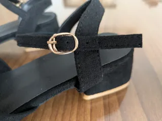 Sandalias negras de tacón bajo