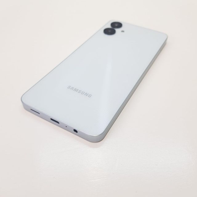 TELEFONO CELLULARE SAMSUNG GALAXY A06 128GB/4GB BIANCO + CAVO DI RICARICA + SCATOLA + CUSTODIA