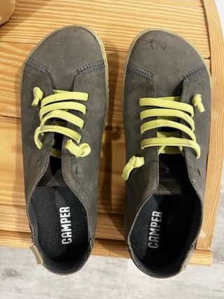 Zapatos Camper grises con cordones amarillos
