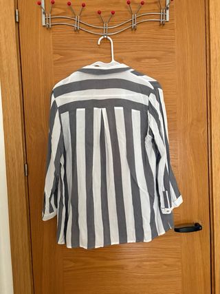 Camisa Stradivarius rayas gris y blanca