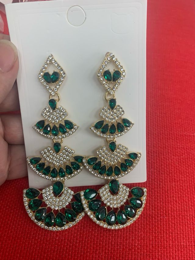 Pendientes Largos Verdes con Detalles Dorados