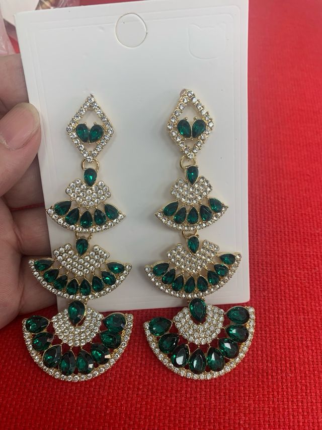 Pendientes Largos Verdes con Detalles Dorados