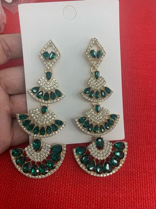Pendientes Largos Verdes con Detalles Dorados