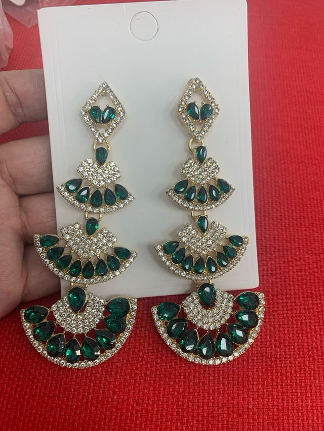 Pendientes Largos Verdes con Detalles Dorados