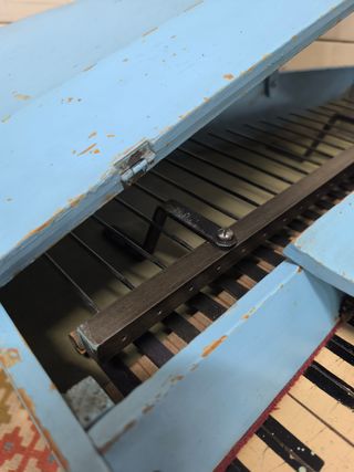 Piano de juguete azul antiguo. Madera