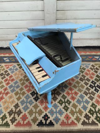 Piano de juguete azul antiguo. Madera