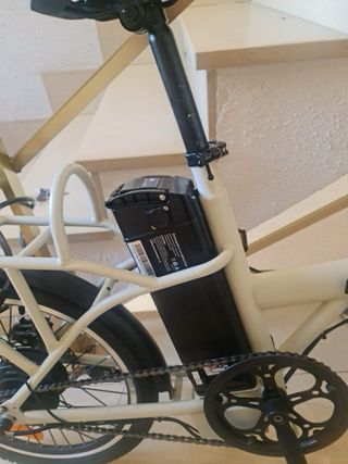 Bicicleta eléctrica plegable con cesta