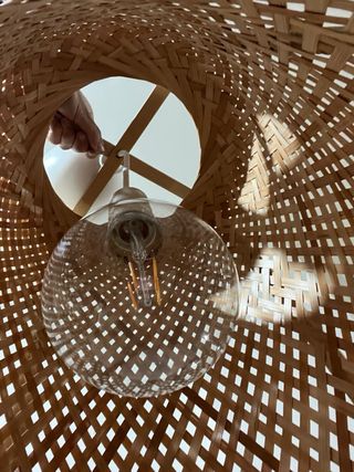 Lámpara de bambú tejida