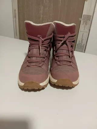 Botas de trekking rosas y marrones