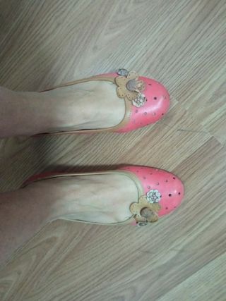 Preciosas bailarinas rojas todo en piel talla 36.
