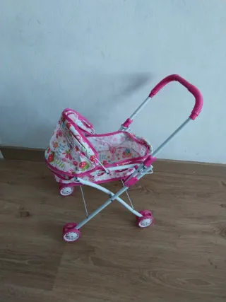 Carrito de bebé de juguete rosa