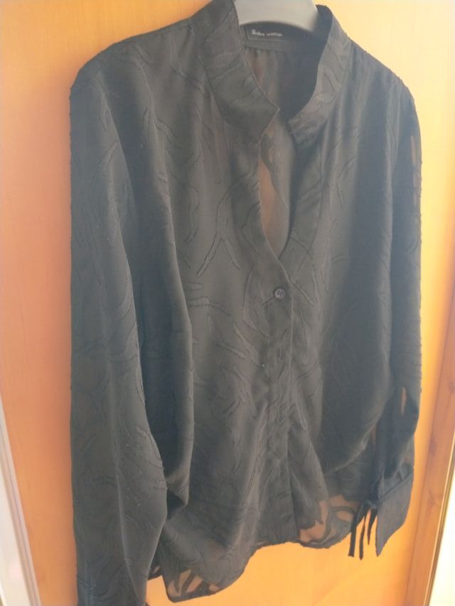 Blusa negra con estampado. Talla M.