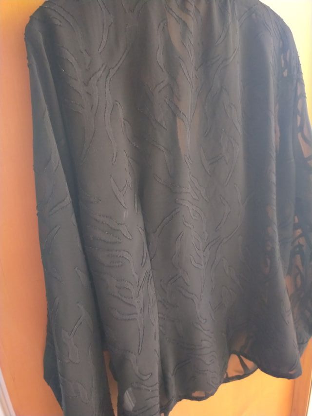 Blusa negra con estampado. Talla M.