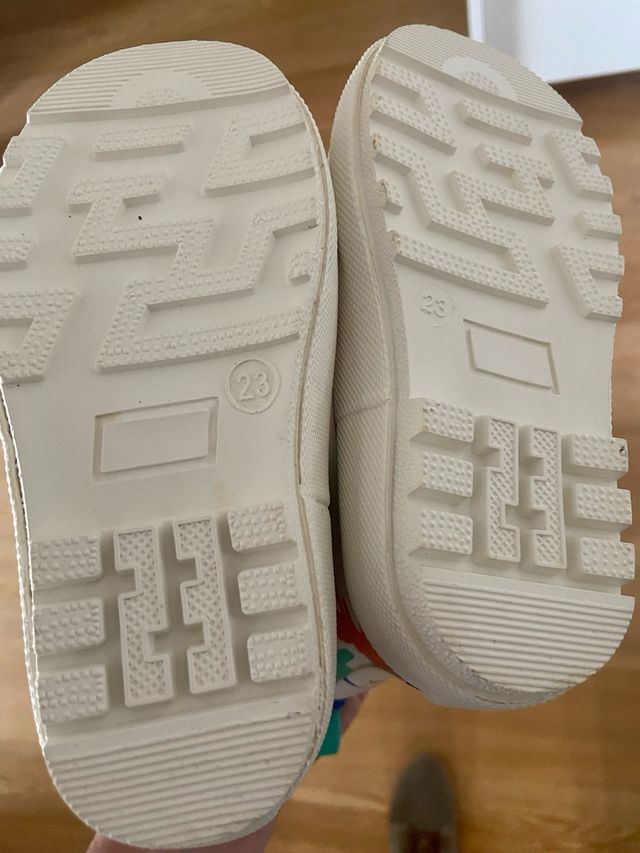 Botas de agua Zara dinosaurios, talla 23