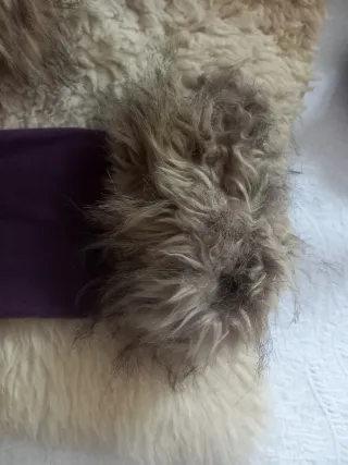 Calcetines de forro polar morado con ribete de pel