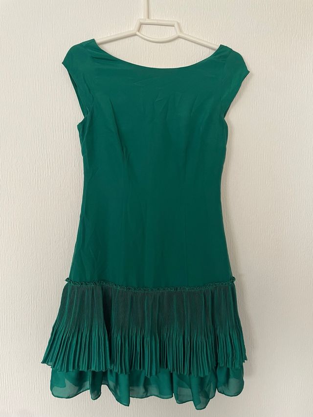 Vestido verde con volantes plisados