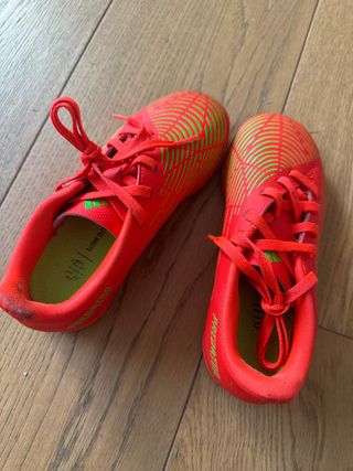 Botas de fútbol Adidas Predator
Talla 32