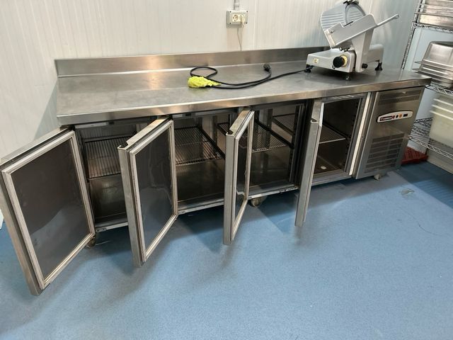 Mesa Fría Coreco 4 Puertas