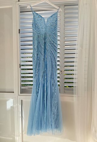 Vestido largo azul con pedrería