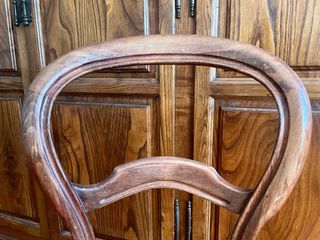 Dos sillas de madera con asiento de rejilla