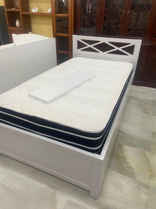 Cama individual blanca con colchón 105