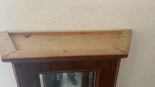 Vitrina de madera y cristal