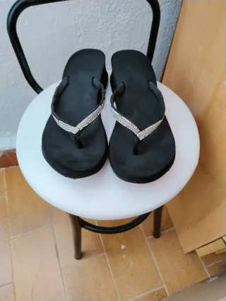 Sandalias blandas negras con pedrería