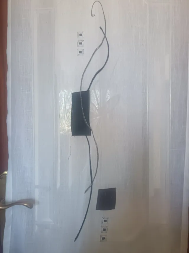 Tenda bianca ricamata nero grigio argento