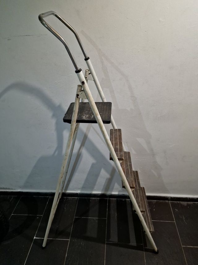 Escada dobrável branca de 5 degrau