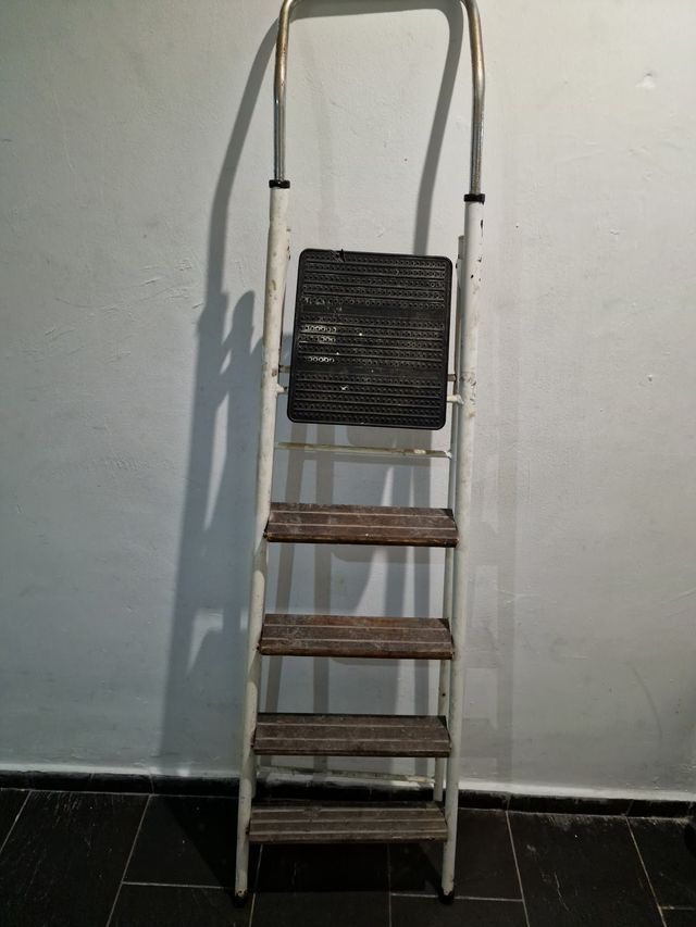 Escada dobrável branca de 5 degrau