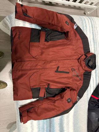 chaqueta alpinestar roja.