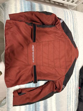 chaqueta alpinestar roja.