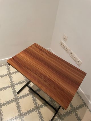 Mesa auxiliar cama/sofá madera y metal