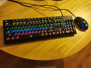 Teclado Mecánico RGB y Ratón multibotón